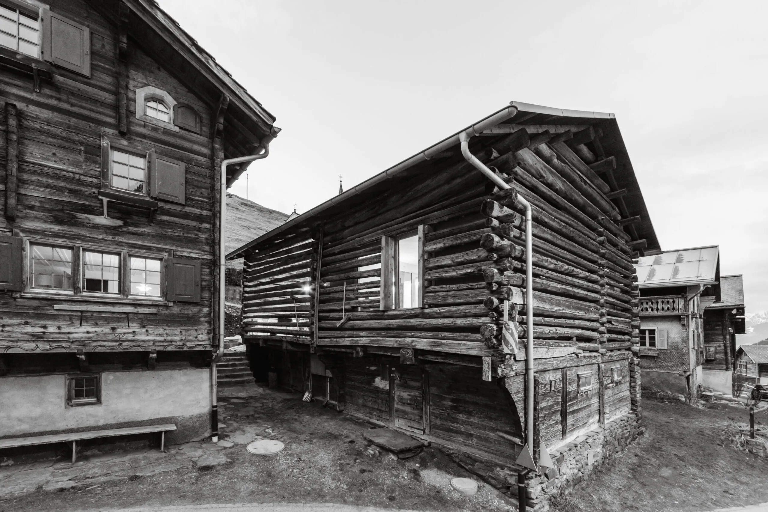 Aussenansicht: Strickhaus und Rundholzstall nebeneinander