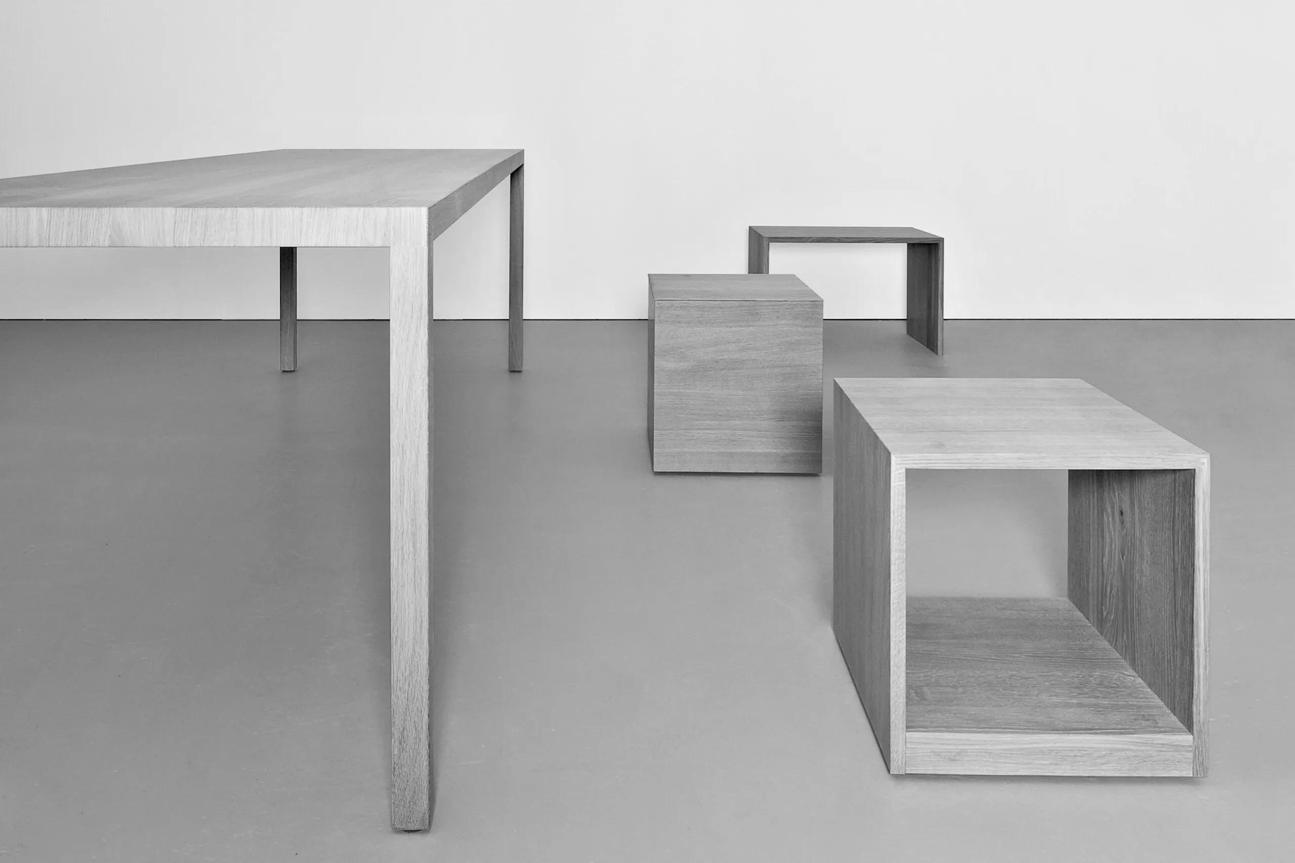 Möbel von Sanktjohanser: Tisch mit schlanken Beinen, dazu Hocker und Bank aus Holz